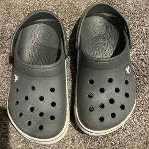 Crocs youth 3 dark grey with white stripe